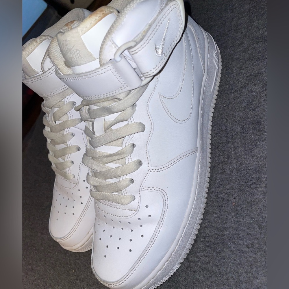 White Hightop Nike Air Force 1